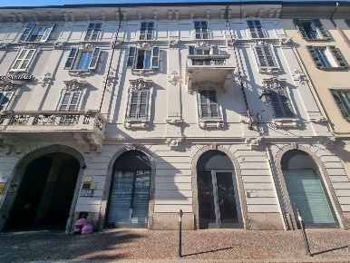 Foto Negozio in Piazza alessandro manzoni 11, Lecco Centro di 143 m²