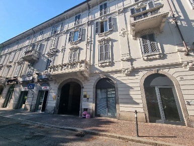 Foto Negozio in Piazza alessandro manzoni 11, Lecco Centro di 143 m²