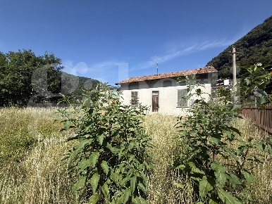 Foto Rustico in Via praeli 4, Asso Centro di 75 m² con 3 locali in vendita