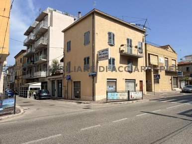 Foto Locale commerciale in ANGOLO VIA GARIBALDI, Cupra Marittima di 36 m²