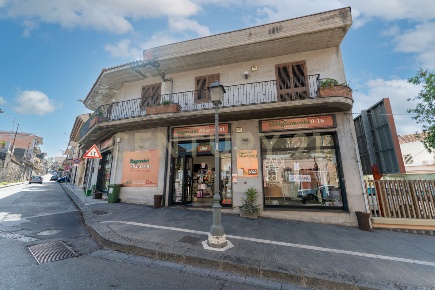 Foto Attività commerciale in Via Vittorio Emanuele 214, Belpasso di 100 m²