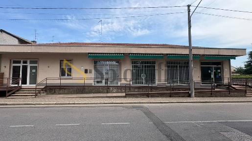 Foto Locale commerciale in Via Contardo Ferrini 42, Samarate Centro