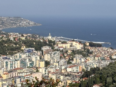 Foto Villa unifamiliare a Sanremo San Bartolomeo di 182 m² con 7 locali