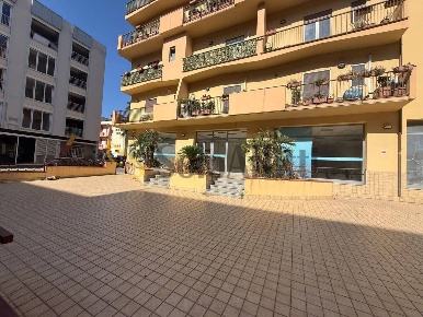 Foto Locale commerciale in Viale Aldo Moro, Reggio di Calabria di 200 m²