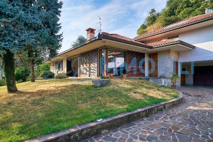 Foto Case semi ndipendenti in via garibaldi, Sirone di 188 m² con 3 locali