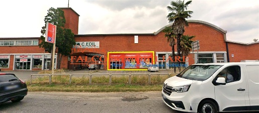 Foto Negozio in Via Dante Alighieri, Abbiategrasso di 430 m² con 2 locali
