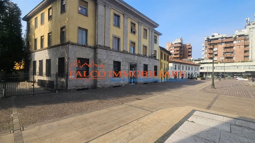Foto Negozio in Piazza Conciliazione, Desio di 370 m² con 4 locali