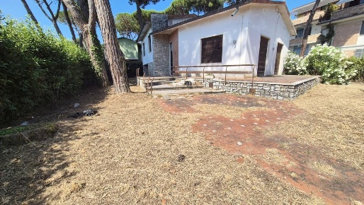 Foto Villa unifamiliare a Camaiore Lido di Camaiore di 202 m² con 7 locali