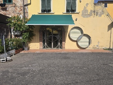 Foto Negozio a Bientina Centro di 80 m² con 3 locali in vendita
