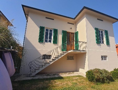 Foto Villa unifamiliare a Lucca San Vito di 200 m² con 8 locali in vendita