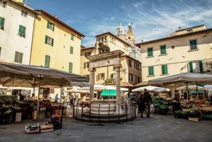 Foto Negozio a Pistoia Centro Storico di 110 m² con 5 locali in vendita