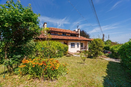 Foto Appartamento in Strada Ossole, Castagneto Po Centro di 305 m²