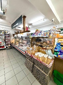 Foto Attività commerciale in via monte rosa 32, Scopa Centro di 210 m²
