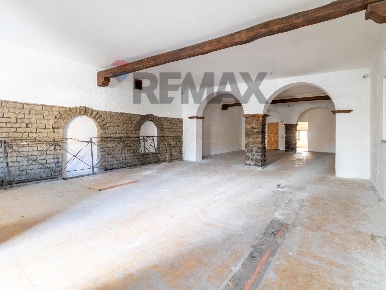Foto Locale commerciale in Piazza della Trinità 3, Viterbo di 188 m²