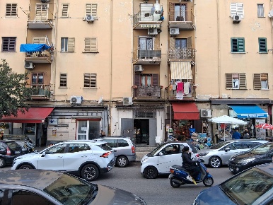 Foto Attività commerciale in Via Giustiniano, Napoli Soccavo di 50 m²