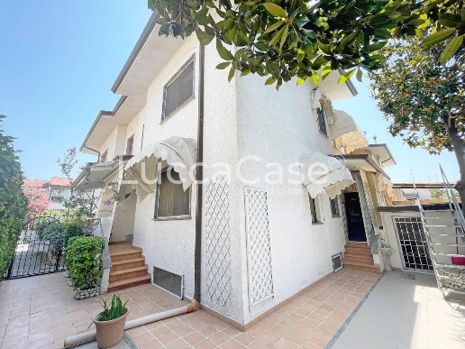 casa indipendente in vendita a Viareggio in zona Torre del Lago