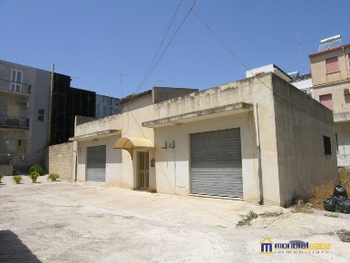 Foto Locale commerciale in via Tunisi, Pachino di 168 m² con 2 locali