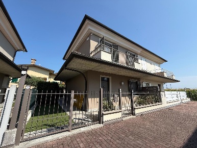 Foto Villa bifamiliare in Via Pieve 15/D, Trenzano di 140 m² con 3 locali