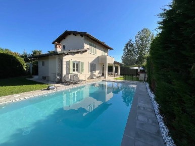 Foto Villa unifamiliare a Pietrasanta di 190 m² con 10 locali in vendita