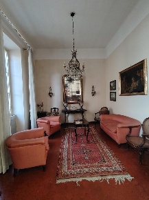 Foto Appartamento a Carrara Centro di 220 m² con 8 locali in vendita