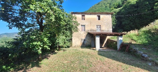 casa indipendente in vendita a Borgo a Mozzano in zona Dezza