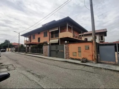 Foto Appartamento a Strambino Centro di 242 m² con 8 locali in vendita