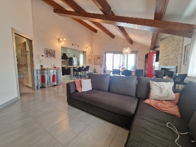 Foto Villa unifamiliare a Carrara Marina di Carrara di 250 m² con 11 locali