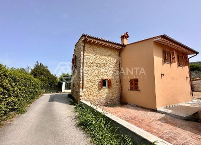 Foto Rustico a Pietrasanta di 190 m² con 8 locali in vendita
