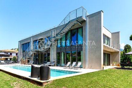 Foto Villa unifamiliare a Pietrasanta di 700 m² con 9 locali in vendita