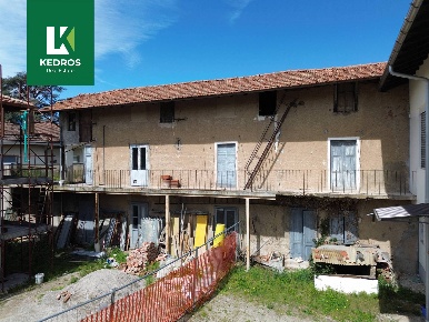 Foto Rustico in via Micca 14, Varese Casbeno di 250 m² con 5 locali
