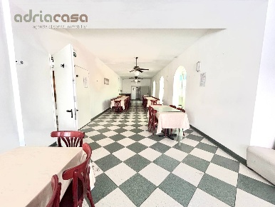 Foto Locale commerciale in Viale Regina Elena, Rimini Tripoli Mare