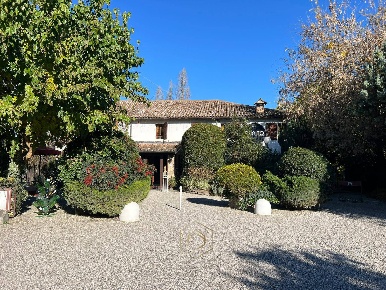 Foto Negozio in Via Rondona, Vigarano Mainarda di 864 m² con 20 locali