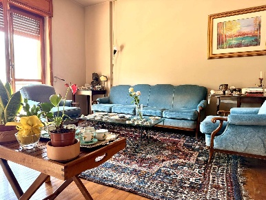 Foto Appartamento in Viale Delle Tamerici, Salerno di 140 m² con 5 locali