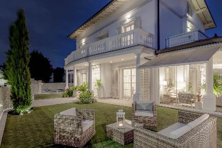 Foto Villa unifamiliare in Via Giorgio Vasari, Campi Bisenzio di 350 m²