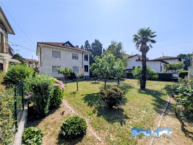 Foto Villa unifamiliare in Via Bertarione, Ivrea di 210 m² con 8 locali