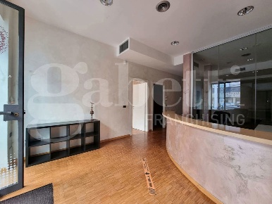Foto Negozio in Corso Martiri della Liberazione 16, Lecco Centro di 90 m²