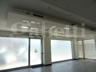 Foto Negozio in Piazzale Cadorna 41, Bassano del Grappa Centro di 130 m²