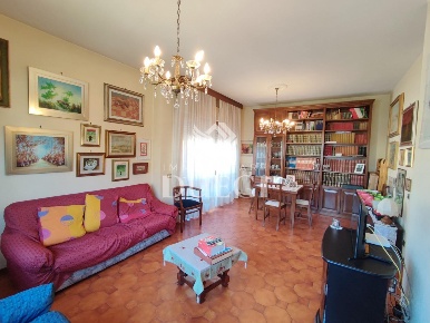 Foto Villa bifamiliare a Viareggio di 195 m² con 9 locali in vendita