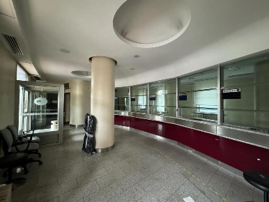 Foto Negozio in Via Buon GesÃ¹ 2, Castellanza di 197 m² con 2 locali