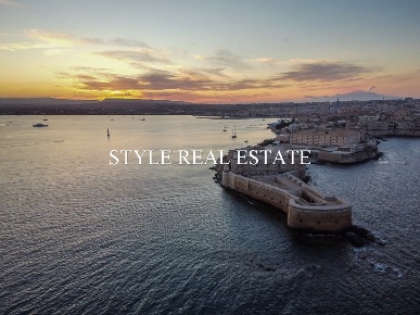 Foto Negozio in Ortigia, Siracusa di 478 m² con 7 locali in vendita