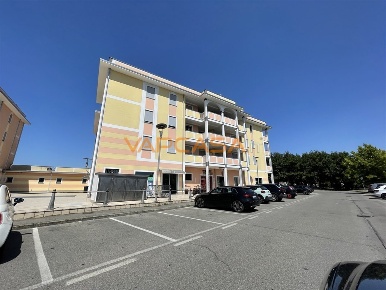 Foto Negozio in VIA DELL'ARMONIA, Romano di Lombardia Centro di 80 m²