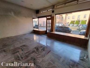 Foto Negozio in via Pietro Verri, Biassono Centro di 55 m² con 2 locali