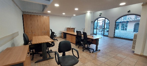 Foto Negozio in Piazza Galileo Galilei, Besana in Brianza Centro di 115 m²