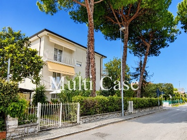 Foto Appartamento in Via Carducci, Camaiore Lido di Camaiore di 180 m²