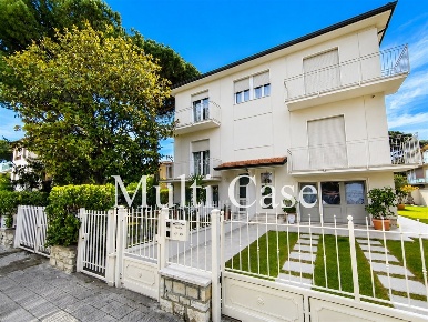 Foto Villa unifamiliare in Via Carducci, Camaiore Lido di Camaiore