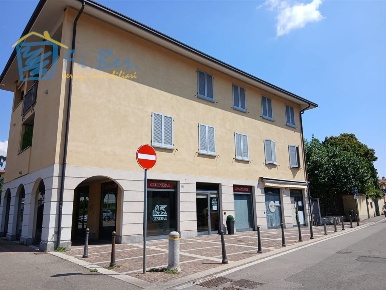 Foto Negozio in Via Milano, Pioltello Centro di 90 m² con 1 locali