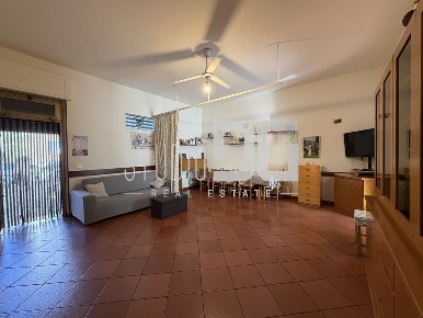 Foto Negozio in via Salita al Biulè, Cesano Maderno di 50 m² con 1 locali