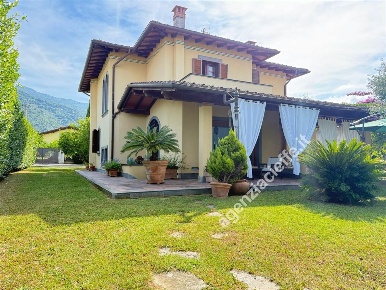 Foto Villa unifamiliare a Massa Romagnano di 300 m² con 13 locali