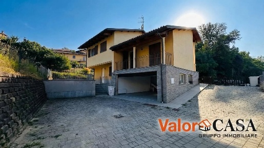 Foto Villa unifamiliare a La Morra Centro con 4 locali in vendita