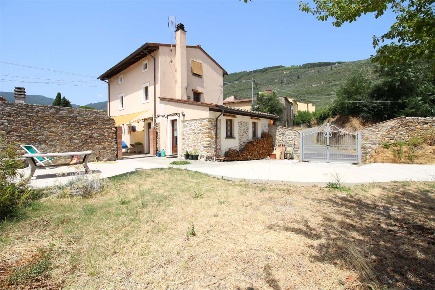 Foto Casale a Buti Centro di 180 m² con 4 locali in vendita